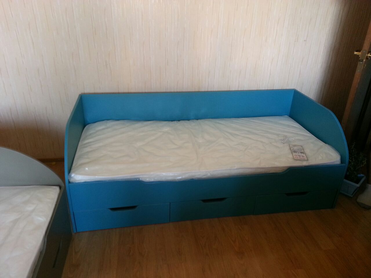 кровать синяя односпальная 1