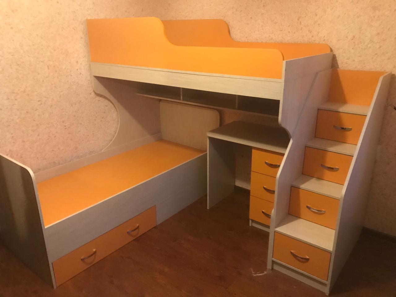 двухярусная кровать со столом и ящиками